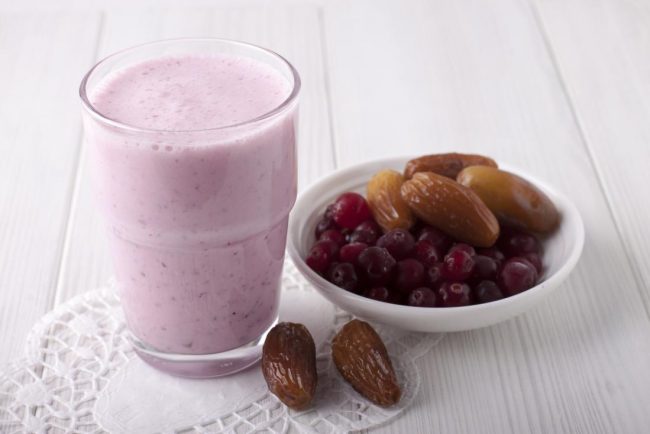 dates-and-cranberries-in-a-smoothie